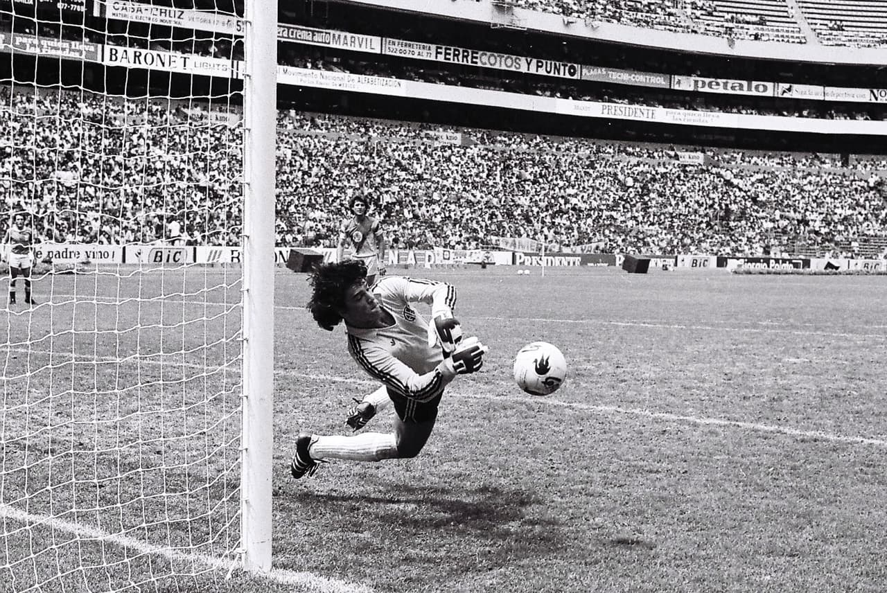 Héctor Miguel Zelada (1979-1987) marcó una época de oro con el América su talento bajo los tres palos lo convirtió en ídolo eterno.