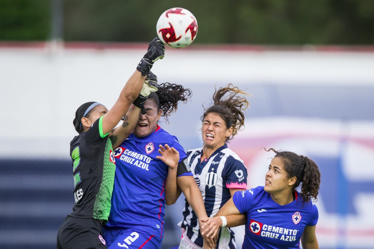 Portera con puño aleja el balón