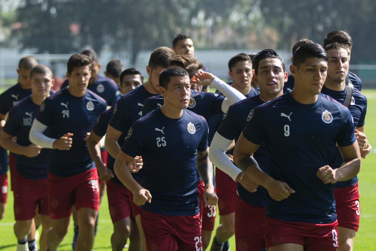 El entrenamiento de Chivas de Guadalajara estuvo marcado por el anuncio de que Oribe Peralta, goleador del gran rival América, será parte de la plantilla para el Apertura 2019.