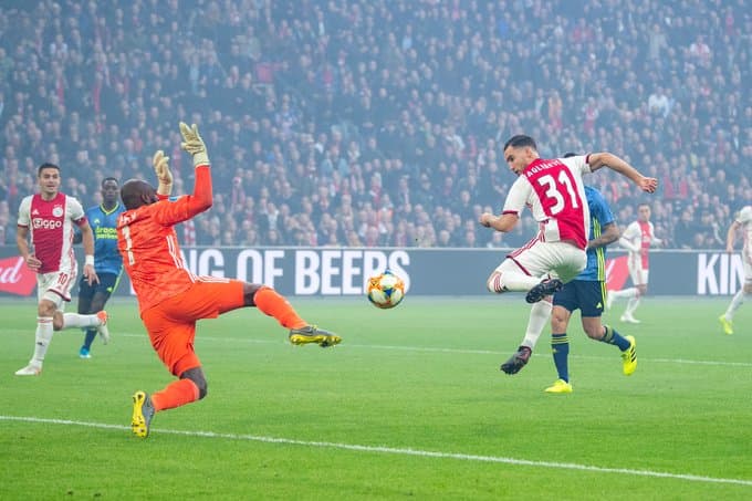 Ajax 4-0 Feyenoord. Ziyech abrió la goleada al minuto 2, Tagliafico, Neres y van de Beek hicieron los tantos del encuentro.