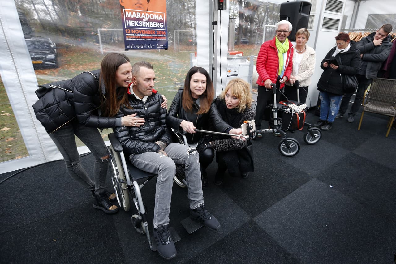 Su esposa no se ha apartado de su lado.