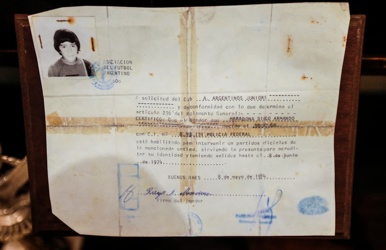 El certificado de la Asociación de Fútbol Argentina para permitir que Diego Maradona fuera jugador profesional, uno de los documentos históricos.