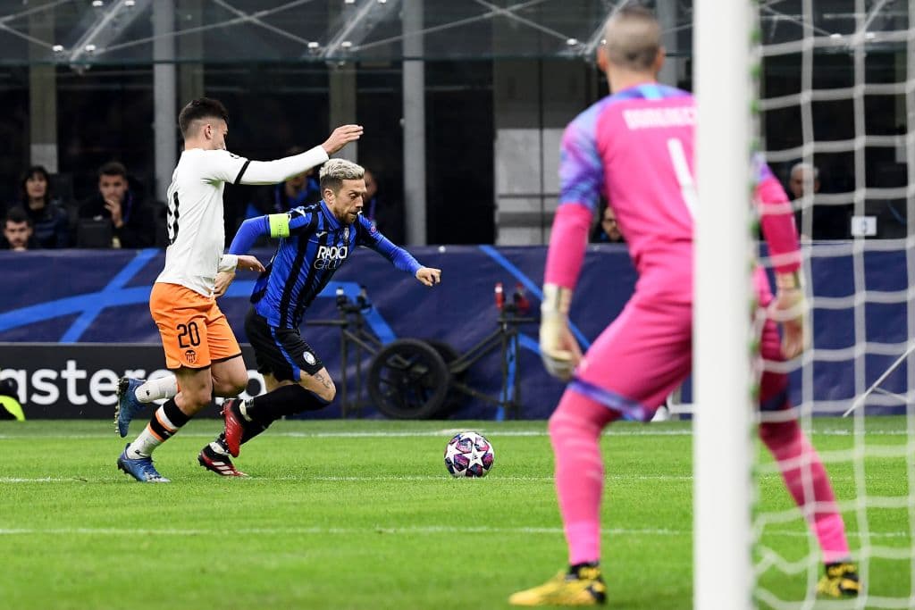 ¡Es inalcanzable! La defensa alucina con el delantero argentino que los vuelve locos.