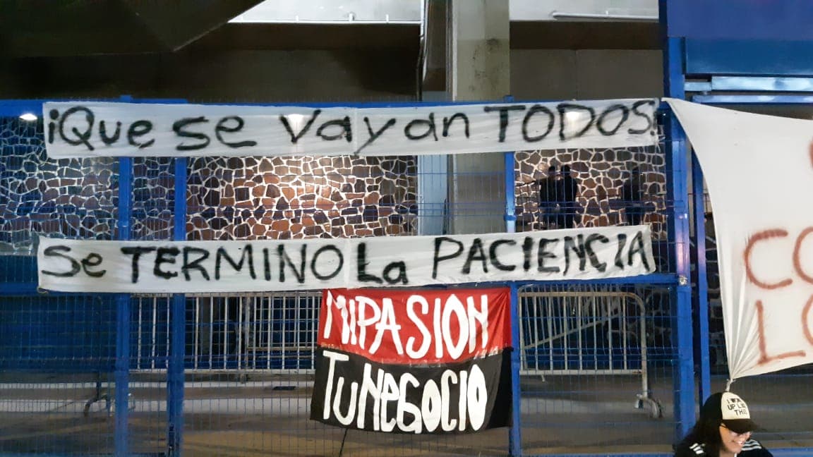 La Barra 51 expuso estos carteles en las afueras del Estadio Jalisco.