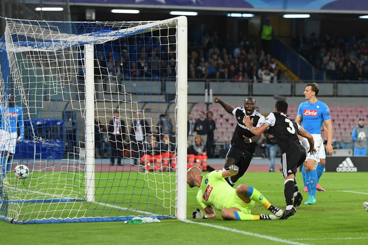 Adriano abrió el marcador al minuto 13 en San Paolo.