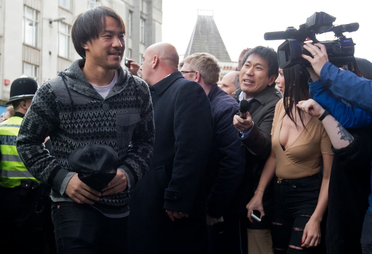 El delantero japonés Shinji Okazaki fue uno de los primeros en llegar a la cita en el restaurante en el centro de Leicester.