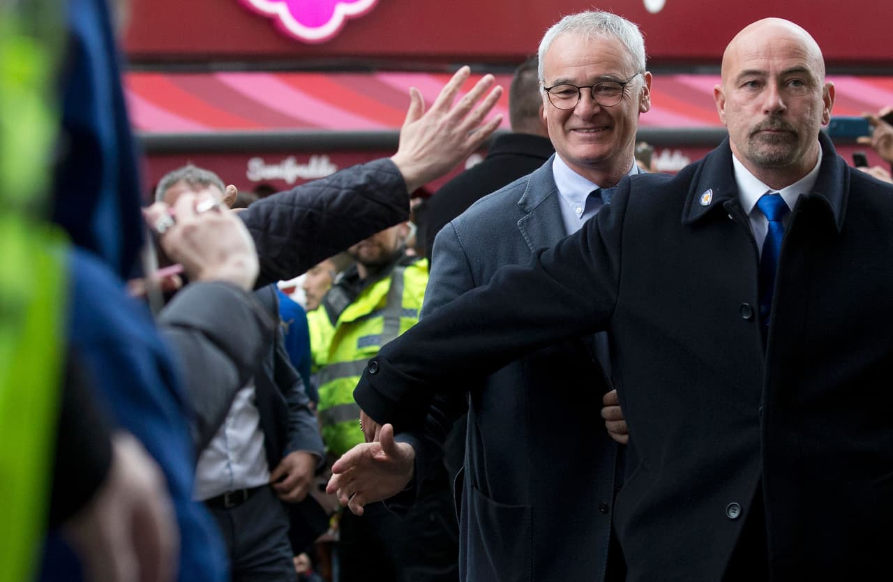 Raniero también se dio tiempo de saludar a los fans de mano antes de entrar al restaurante.