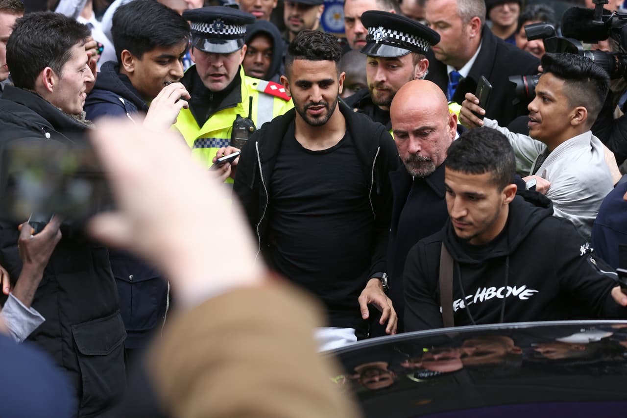 Incluso la policía tuvo que ayudarle a Riyad Mahrez para poder pasar de su automóvil a la entrada del restaurante.