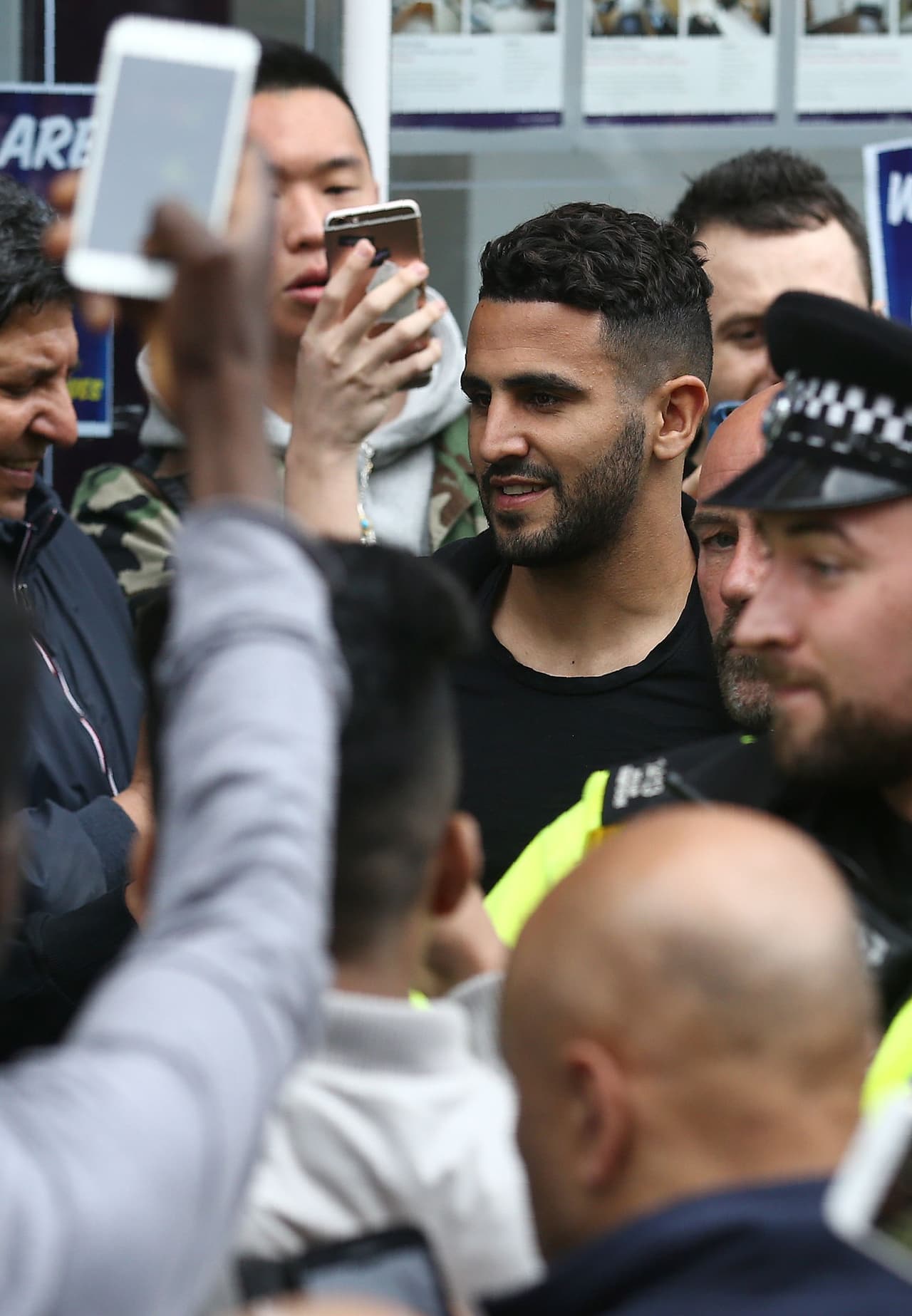 El argelino se convirtió en figura del Leicester en corto tiempo, cientos de los aficionados que se dieron cita a las afueras del restaurante no dejaron pasar la ocasión de tomarle fotos.