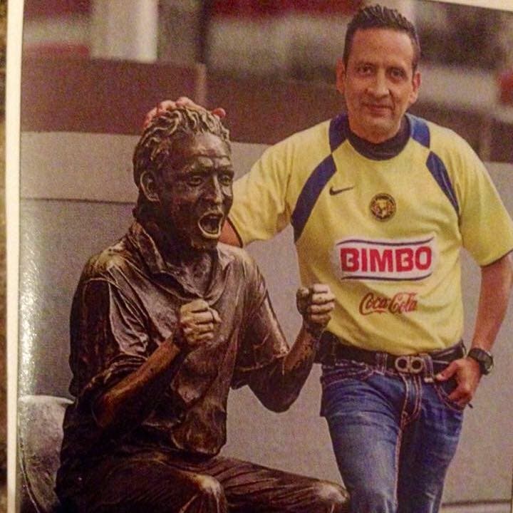 Ignacio posa muy contento junto a la escultura que hicieron en su honor.