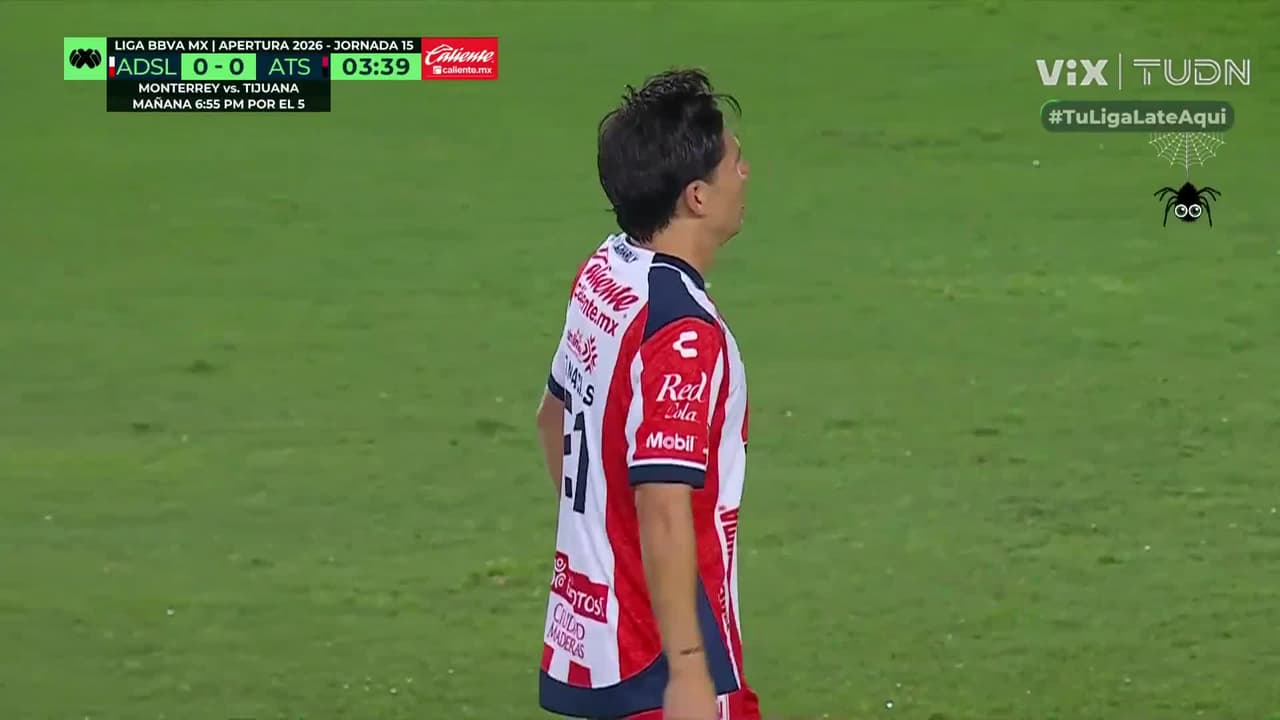 ¡San Luis toca la puerta! Óscar Macías revienta el poste y perdona el primero