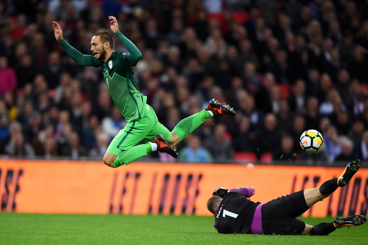 Eslovaquia tendrá que golear a Malta en la última fecha y esperar a que no gane Escocia para llegar a 18 puntos. Sumar goles es clave para no ser el peor segundo y llegar a repechaje.