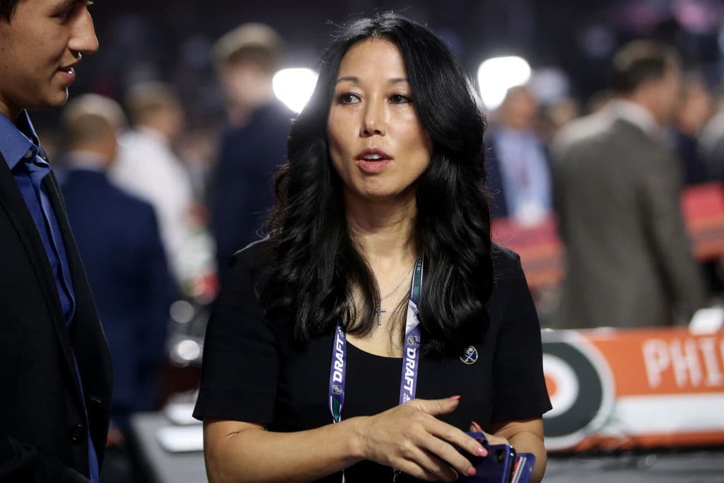 La asiática estadounidense Kim Pegula de los Buffalo Bills.