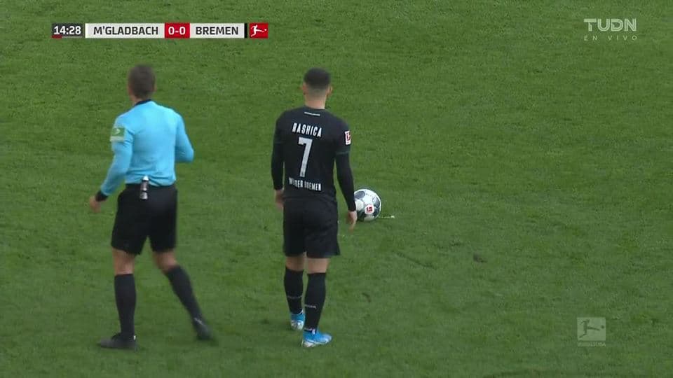 Tiro desviado de Milot Rashica