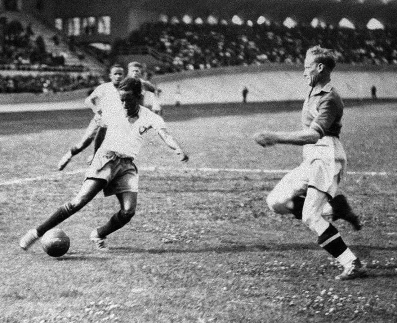 Si bien la pelota de cuero es un invento de China, en 1930 a ese balón se le removieron las costuras de tiento, que podían producir una herida si alguien remataba de cabeza.