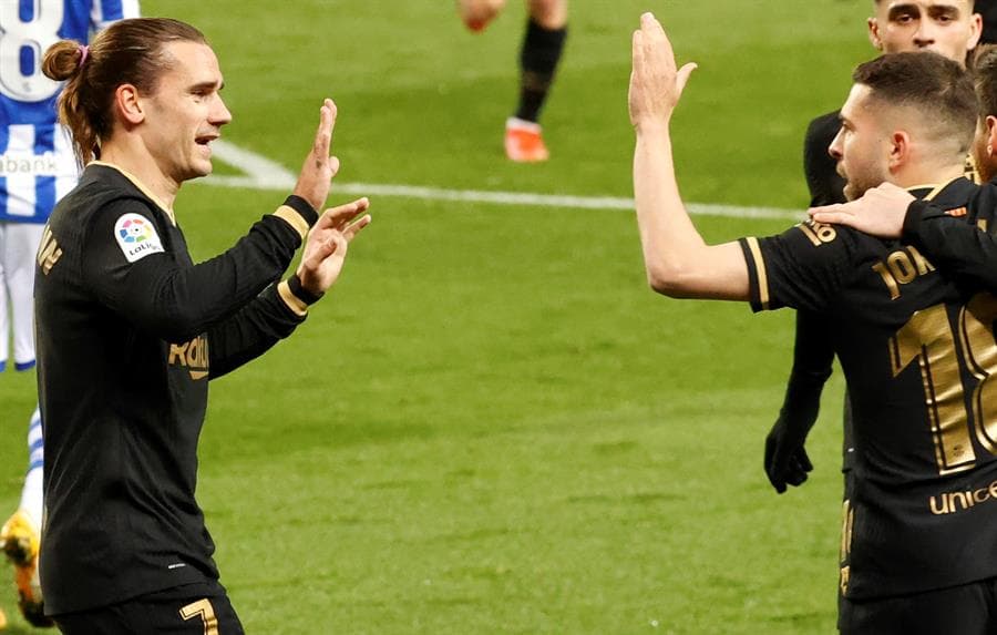 Barcelona propina goliza a la Real Sociedad con un marcador de 6-1. Griezmann abrió el marcador para los culés, seguido de Sergiño Dest, quien se lució con doblete al igual que Leo Messi y Dembelé cerró con broche de oro al minuto 71. El único tanto de los blanquiazules fue por parte de Ander Barrenetxea al minuto 77 en la J28 de LaLiga.