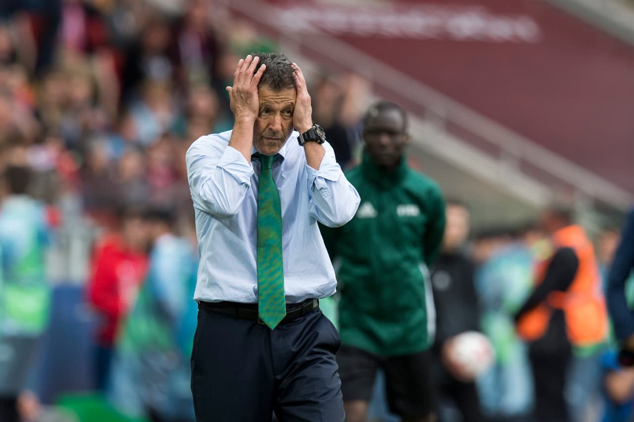 La FIFA decidió sancionar por seis partidos al técnico colombiano por su comportamiento, en medio de una nueva polémica como seleccionador de México en un camino con momentos tormentosos.