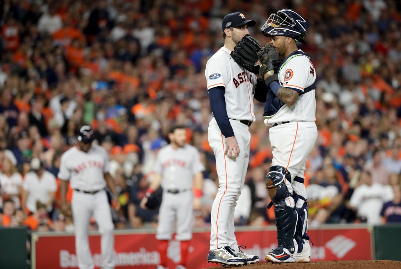 Verlander transitó sin problemas la cuarta entrada, retirando en orden su tanda. Se mantuvo en la loma 6.0 innings, permitió cuatro carreras, dio dos boletos y ponchó a cuatro. Cargó con el revés.