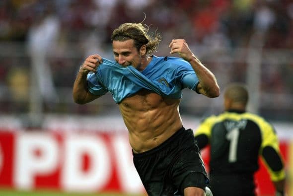 De Sudamérica traemos a Diego Forlán, el delantero veterano mejora como los vinos y si no nos creen echen un vistazo debajo de su playera.Más de ¡Golazo Extra!