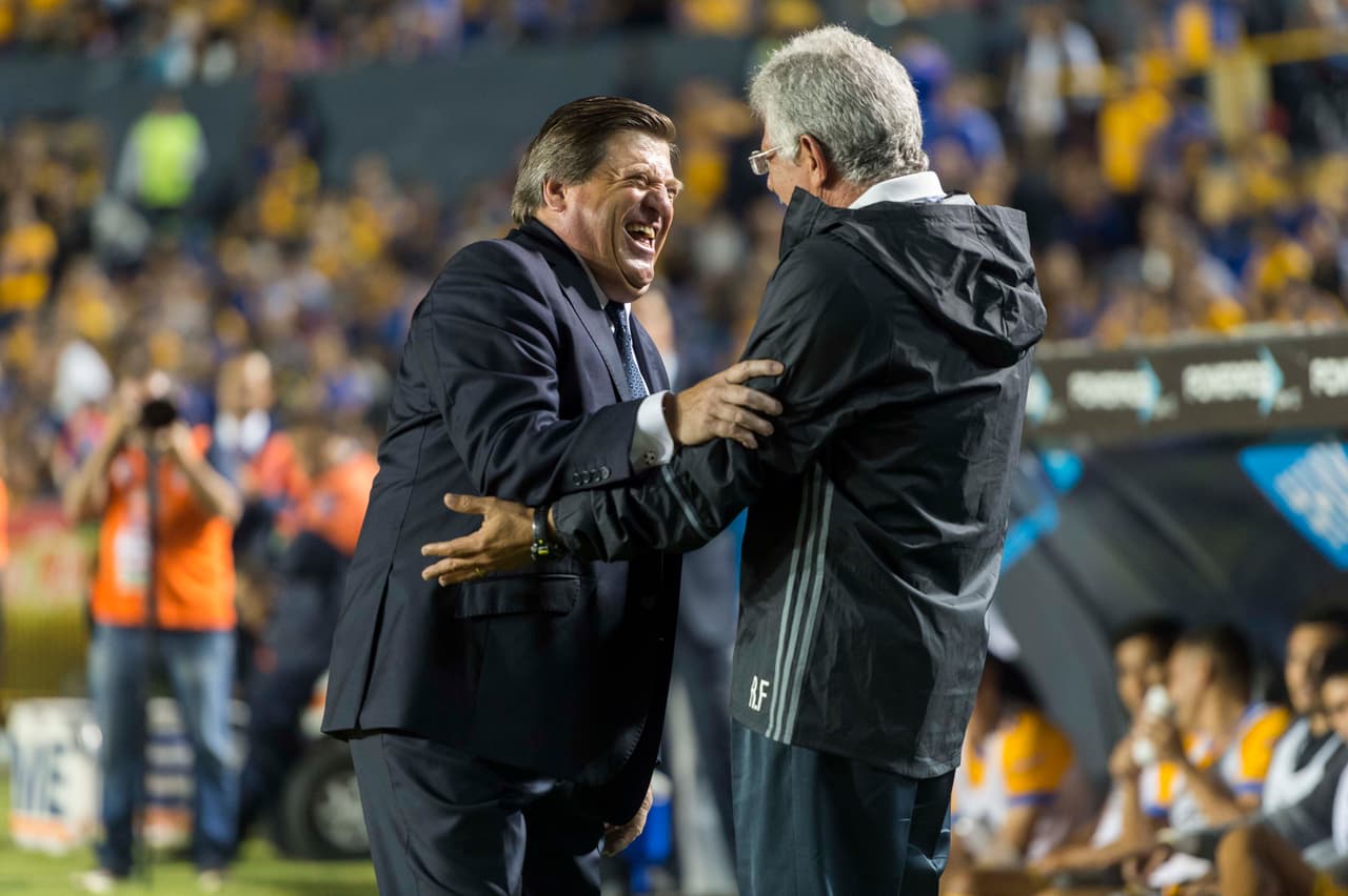 Antes del comienzo del juego, Miguel Herrera y Ricardo Ferreti se saludaron con gran cordialidad.