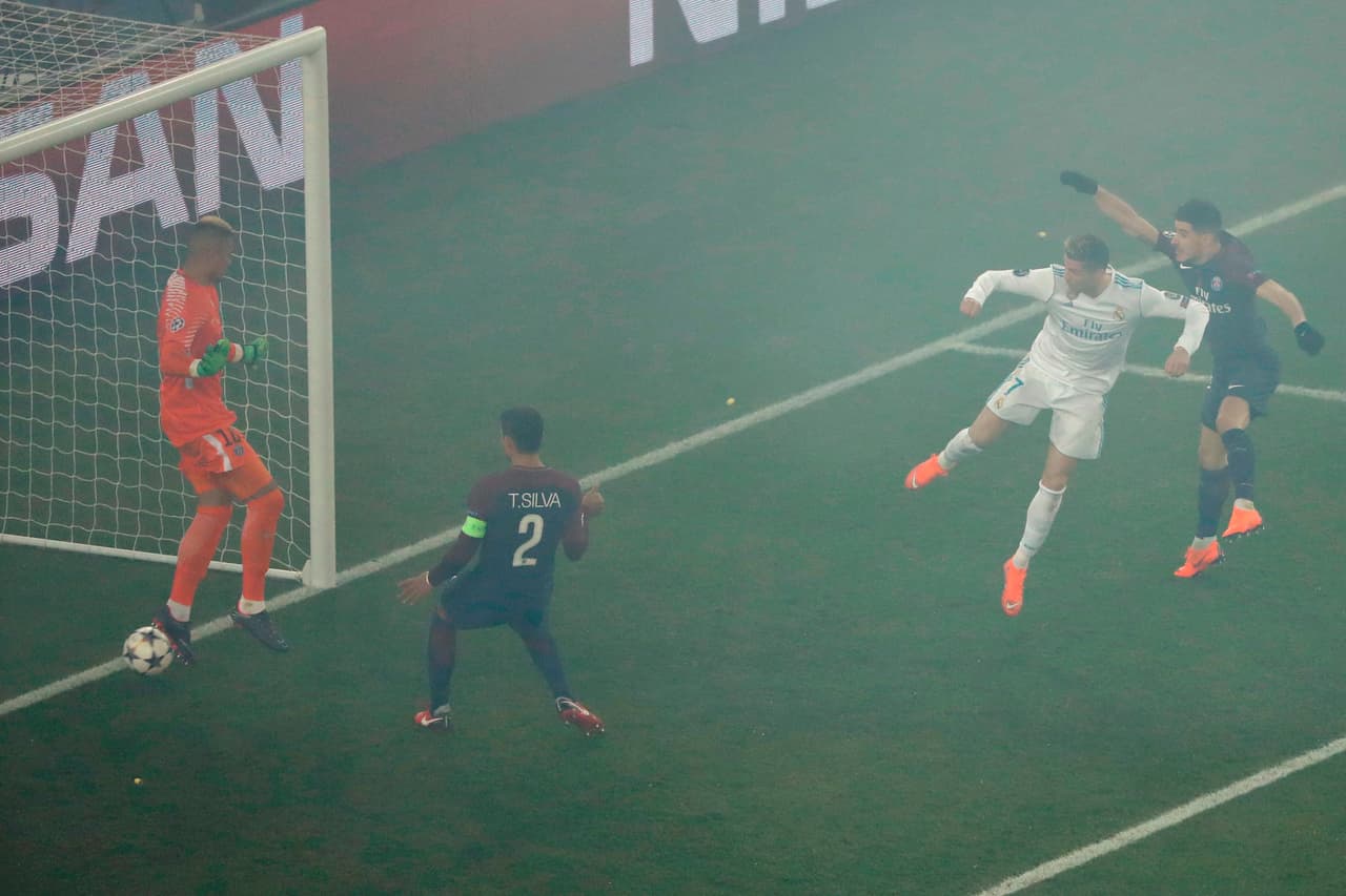 El segundo tiempo, de nuevo con la niebla por las bengalas, tuvo el gol de Cristiano Ronaldo de cabezazo tras pase de Lucas Vázquez al minuto 6 .
