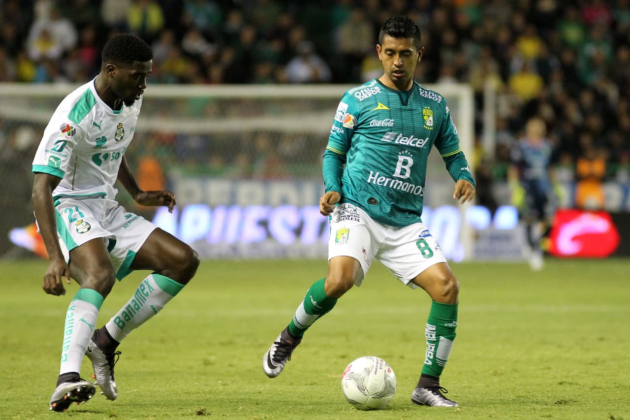 Elías Hernández.- Aunque el León derrotó al equipo de la Comarca Lagunera, el jugador tuvo la oportunidad de abrir el marcador después de que una falta dentro del área que fue marcada como penal, pero el arquero de Santos adivinó el disparo e impidió que el balón entrara a su marco.