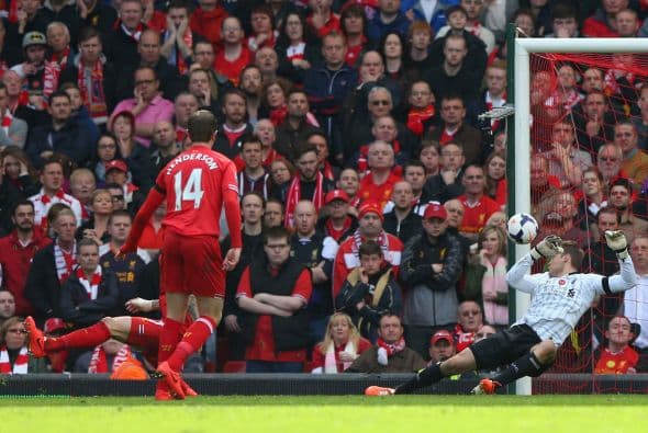 Al minuto 62 los 'Reds' no corrieron con fortuna o principalmente el inglés Glen Johnson al desviar la pelota para marcar en propia puerta.