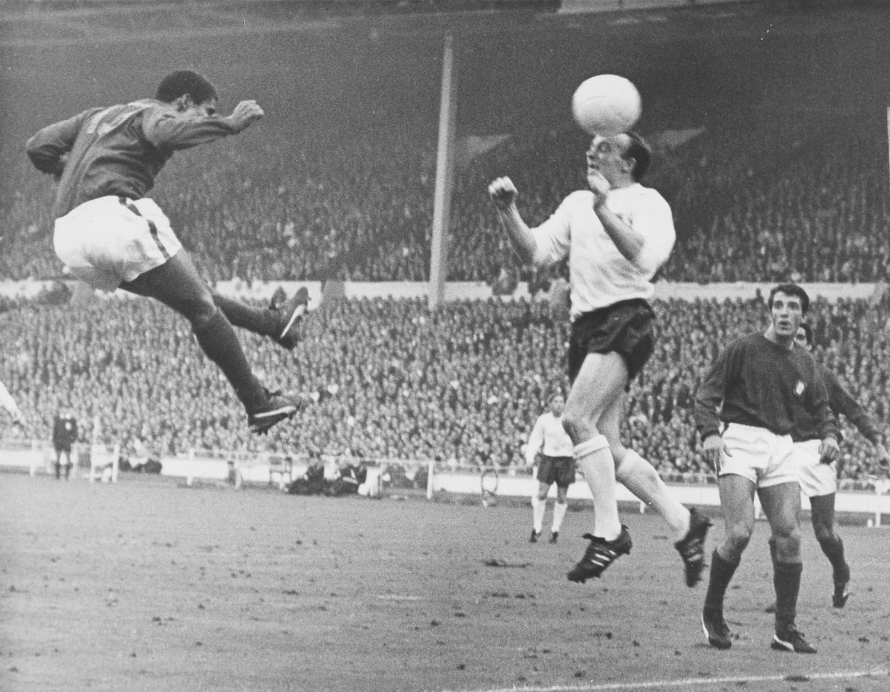 De poco sirvió el gol de Eusebio en la derrota de Portugal 2-1 contra Inglaterra.