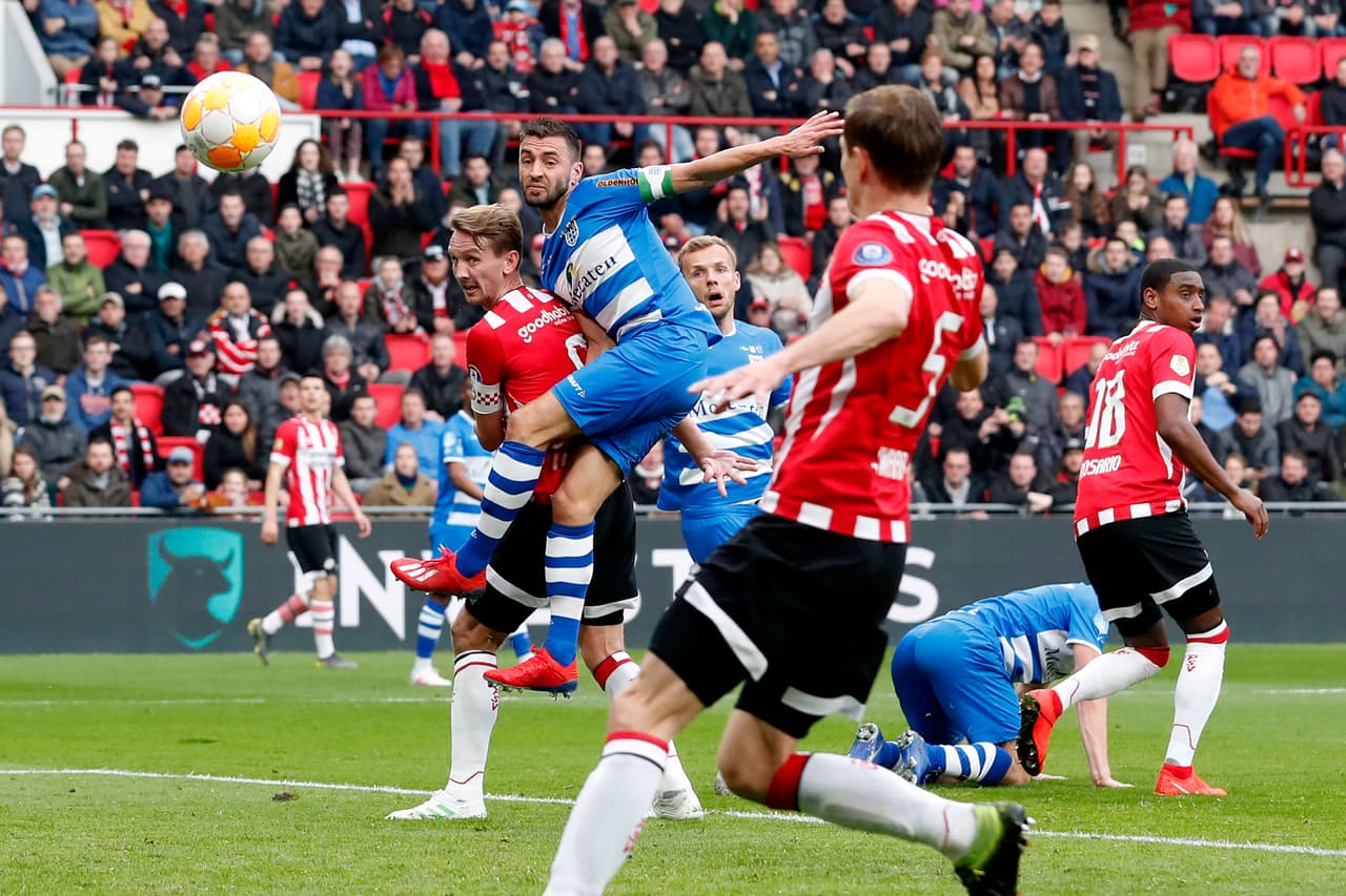 El primer festejo de la tarde lo colocó Luuk de Jong al minuto 24 con este cabezazo a centro de Gastón Pereiro.