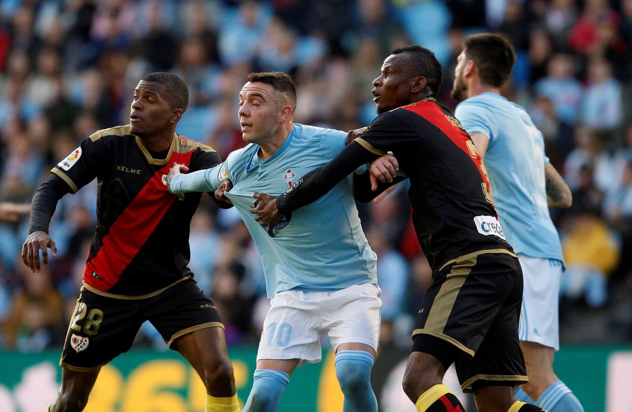 Los goles de Adri Embarba (29') y Alvaro Medran (71') le dieron ventaja de 2-0 al Rayo y metieron en problemas al Celta.