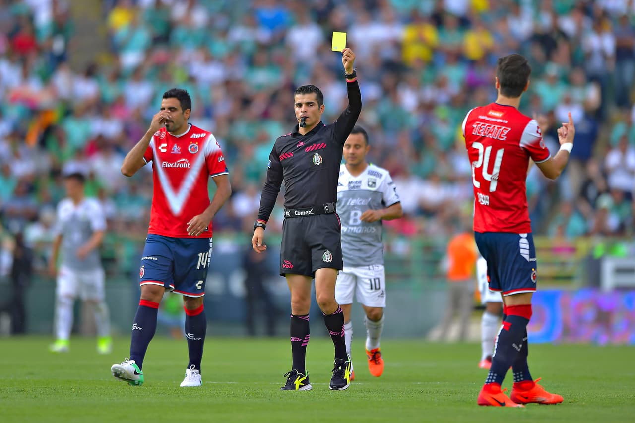 Fernando Gómez, el árbitro central del encuentro mostró cinco tarjetas amarillas durante el mismo.