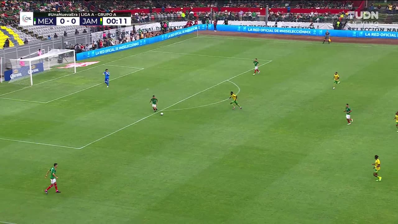 Arranca el partido y la pelota está en juego.