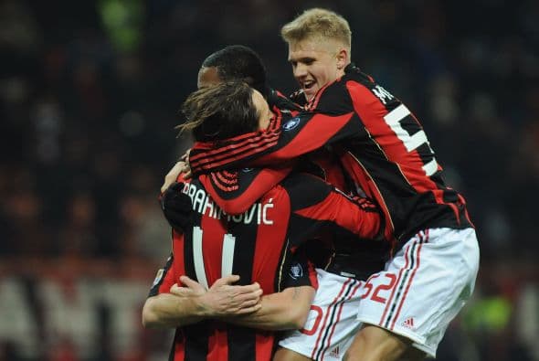 Consiguió otro gol en el último minuto y Milan ganó por 2-0 para mantenerse en el liderato con 4 puntos de ventaja.