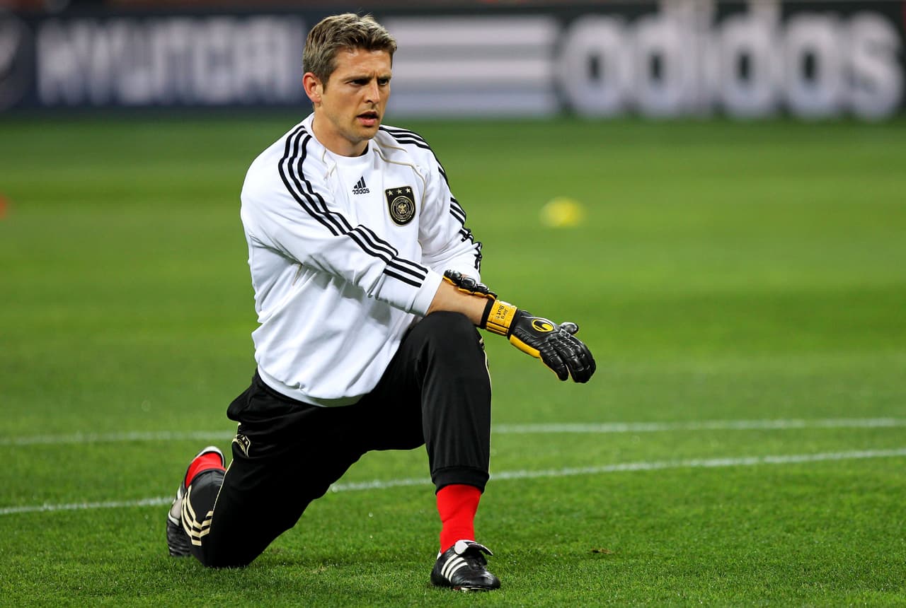 Butt ejecutó con confianza penaltis y tiros libres, con lo que llegó a marcar 32 goles en su carrera.