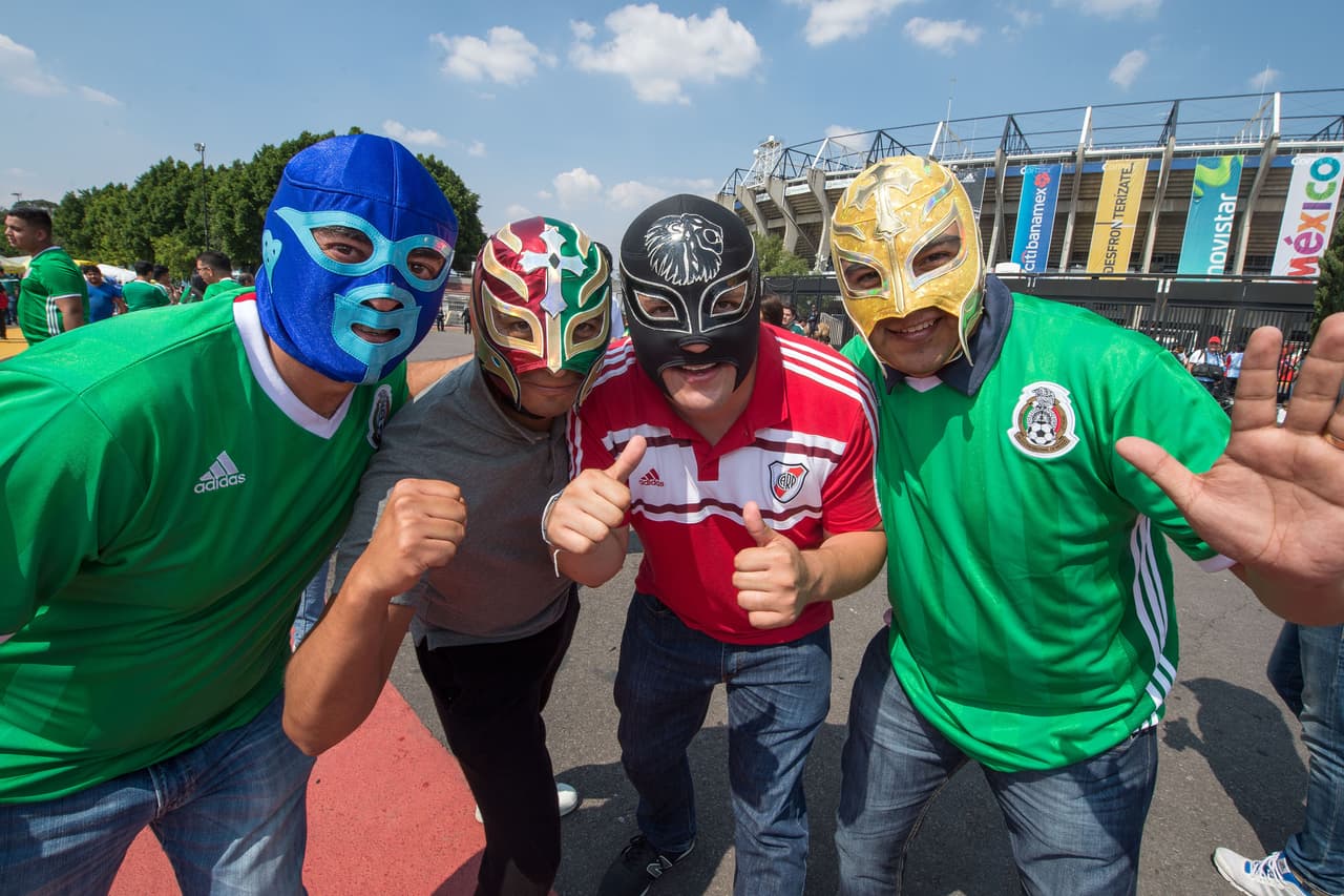Las banderas, los atuendos típicos y el verde, blanco y rojo se hicieron presentes en el Estadio Azteca. Como siempre, la afición mexicana respondió para apoyar a la Selección.