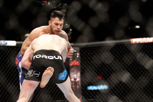 Brad Tavares (12-4) vs Nate Marquardt (36-13-2) en peso mediano. El vencedor es Brad Tavares (13-4) por decisión unánime (30-27, 30-27, 30-27).