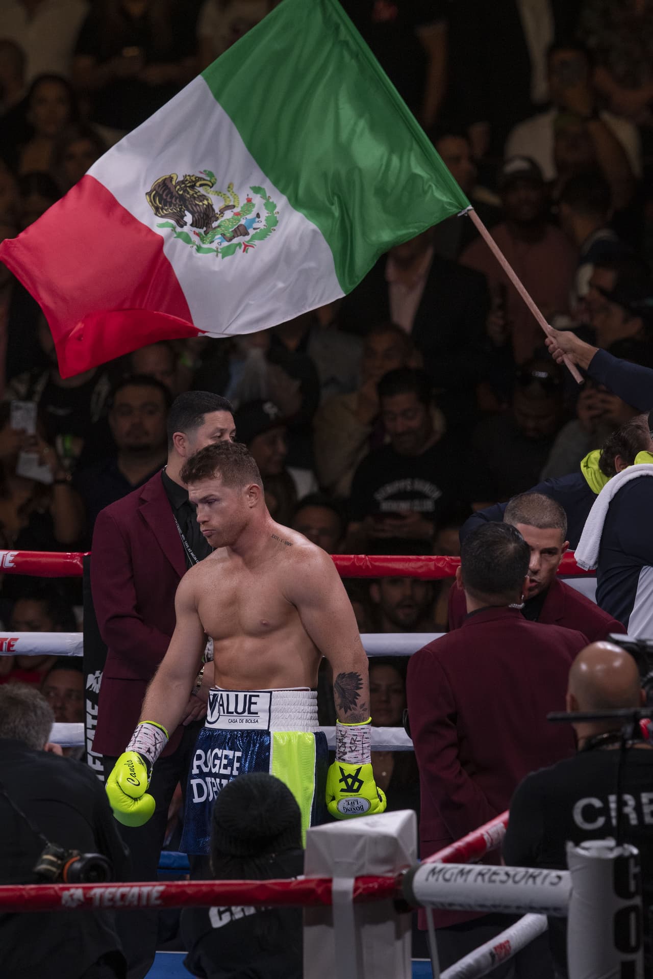 Con la bandera mexicana de fondo, el mexicano se posicionaba del entorno con su presencia.