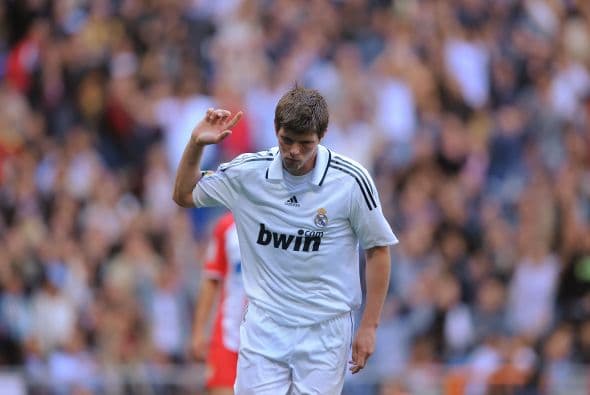Klaas-Jan Huntelaar, el delantero holandés llegó a la casa blanca en el 2008 y salió en el 2009. En su estadía anotó 8 goles en 20 juegos con los merengues.