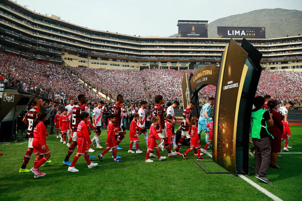 LIMA, PERU - NOVEMBER 23: Players of Flamengo and River Plate enter the pitch prior to the final match of Copa CONMEBOL Libertadores 2019 between Flamengo and River Plate at Estadio Monumental on November 23, 2019 in Lima, Peru. (Photo by Daniel Apuy/Getty Images)