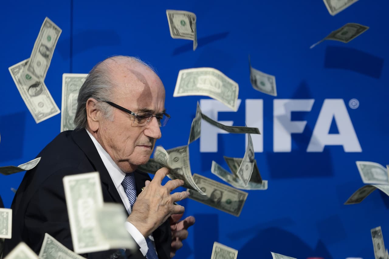 Un cómico británico arroja falsos billetes sobre Blatter en conferencia de prensa