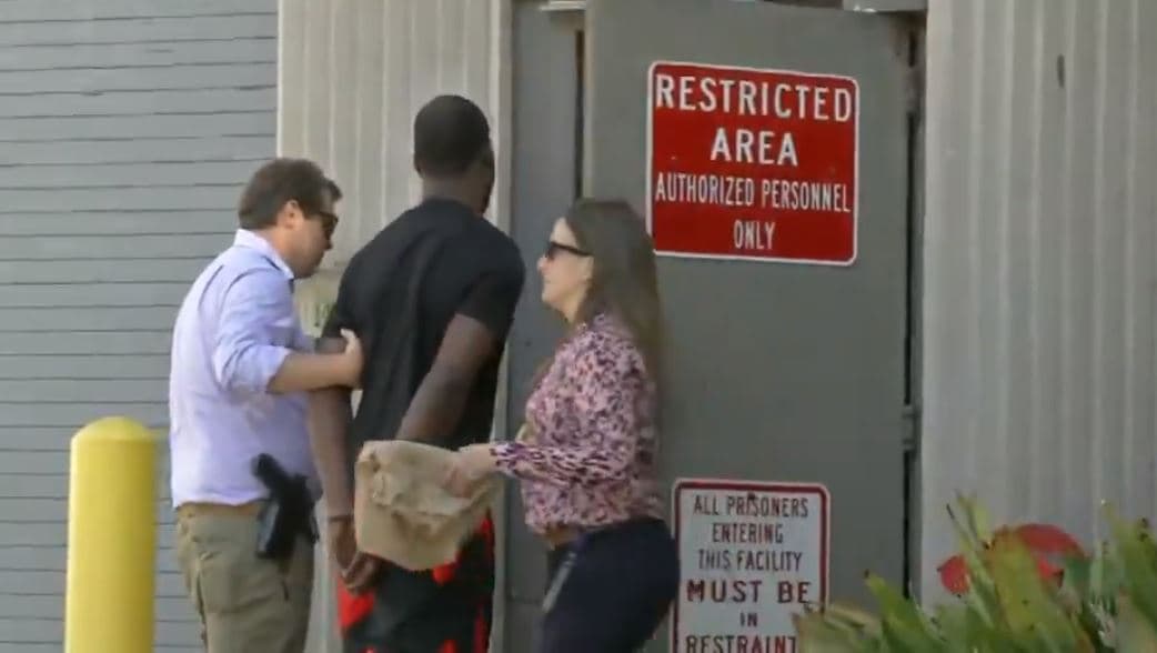 Exjugador de NFL arrestado por comportamiento sexual con menores