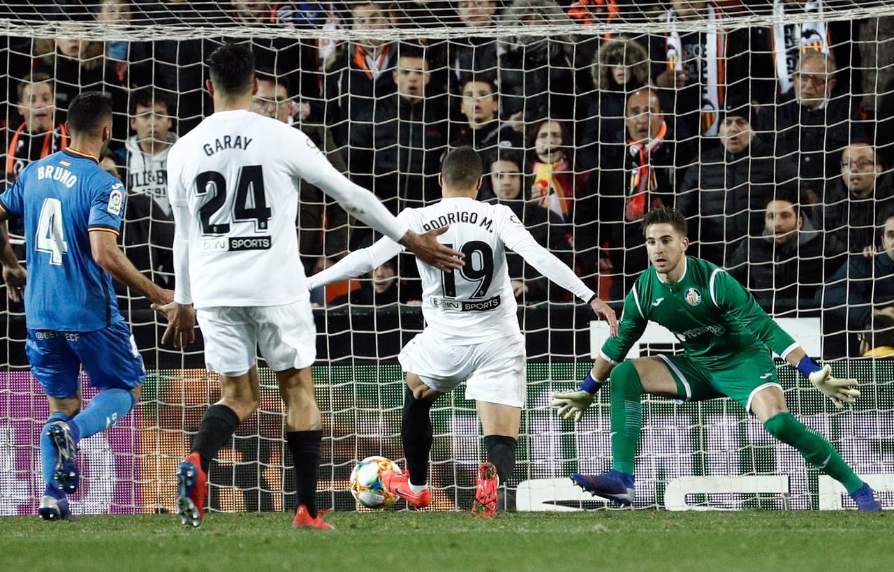 Se vino el tiempo de reposición, el Valencia estaba eliminado, pero de los nueve minutos que se agregaron, Rodrigo Moreno, de esta manera, en el área, definió para poner el juego 2-1.