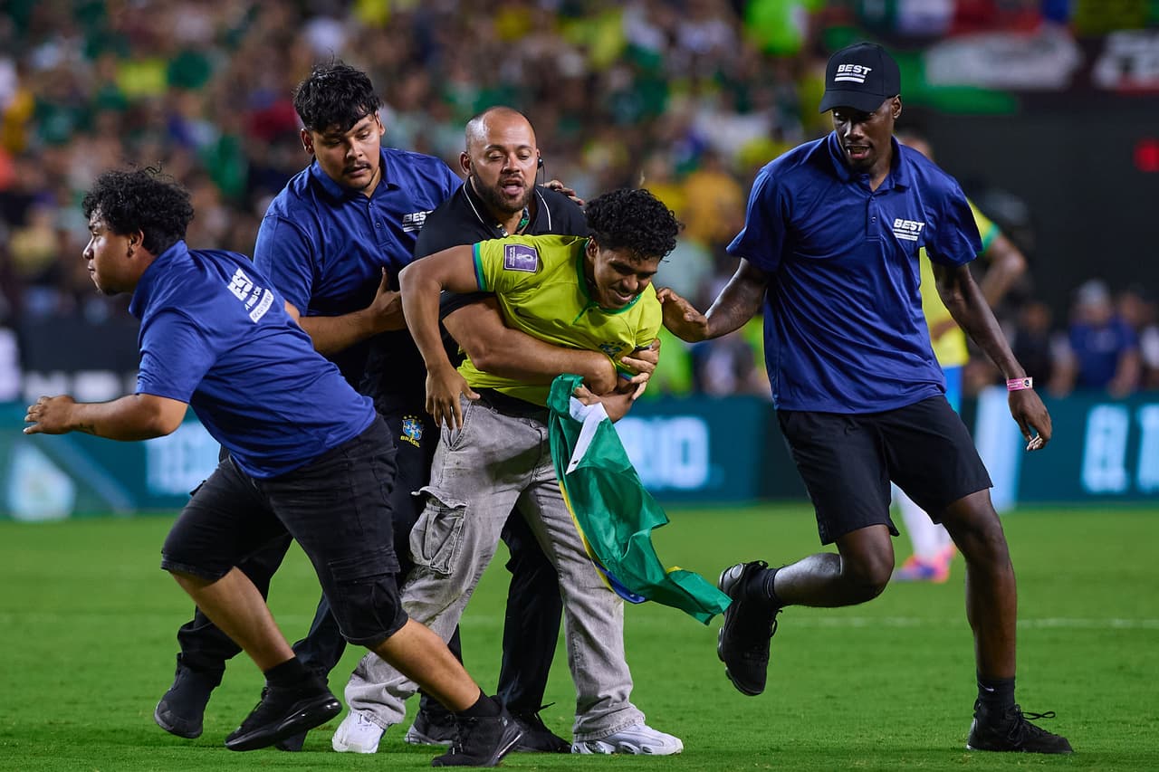 Fans burlan la seguridad e invaden el campo en el México-Brasil