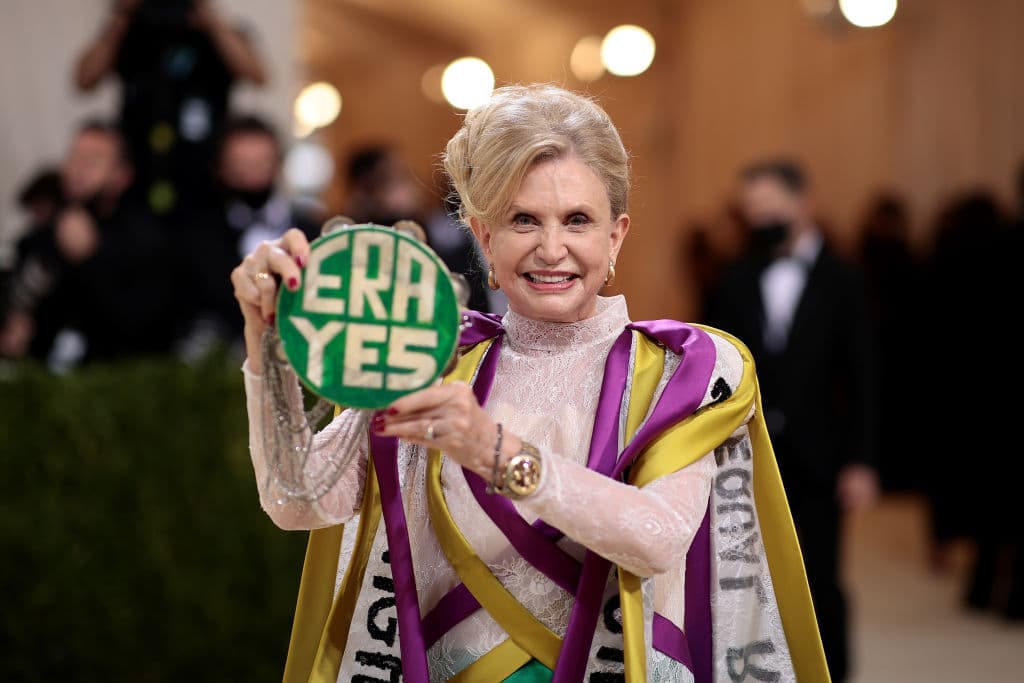 Fue su tributo a la 19ª Enmienda, aprobada en 1919, que otorgó a todas las mujeres del país el derecho al voto. Llevaba un bolso de mano con el lema "ERA YES" impreso en él.