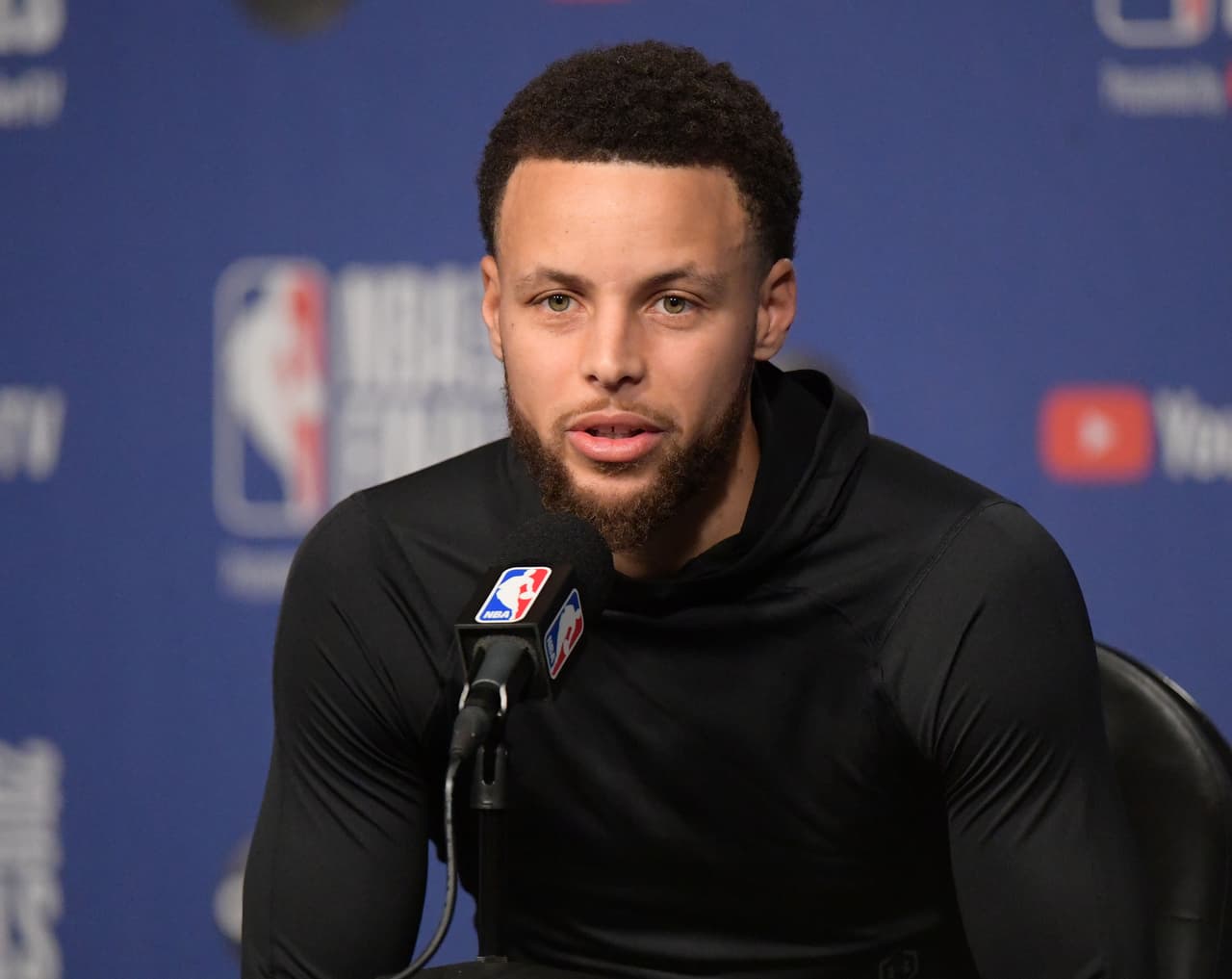 La pieza toral de la dinastía de los Golden State Warriors, el guardia
<b>Stephen Curry</b> se ha embolsado ya tres títulos de la NBA con el quinteto californiano y apunta a un cuarto. El mejor triplero en la historia de la NBA, un tirador que nunca deja de sorprender con su rango que parece ir en aumento y sin importar cuán bien defensido esté, aunque su mejor arma es salir de una cortina y recibir el balón para, con el
<i>catch and shoot</i> (recibir y tirar) aniquilar a sus rivales. Es un defensivo por encima del primedio y cuando se le calienta la mano su puntería puede ser una cruel daga en el pecho de los rivales. Nunca ha ganado un MVO en las Finales.
<b>Ventaja: Golden State.</b>
