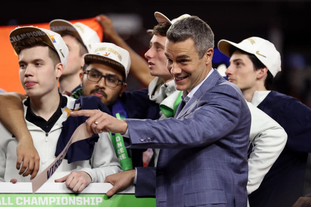 Los Virginia Cavaliers conquistaron el primer Campeonato Nacional luego de derrotar por 85-77 a los Texas Tech Red Raiders en la Final del NCAA Tournament y así festejaron los aficionados, jugadores y entrenadores, en cabezados por el head coach Tony Bennett.