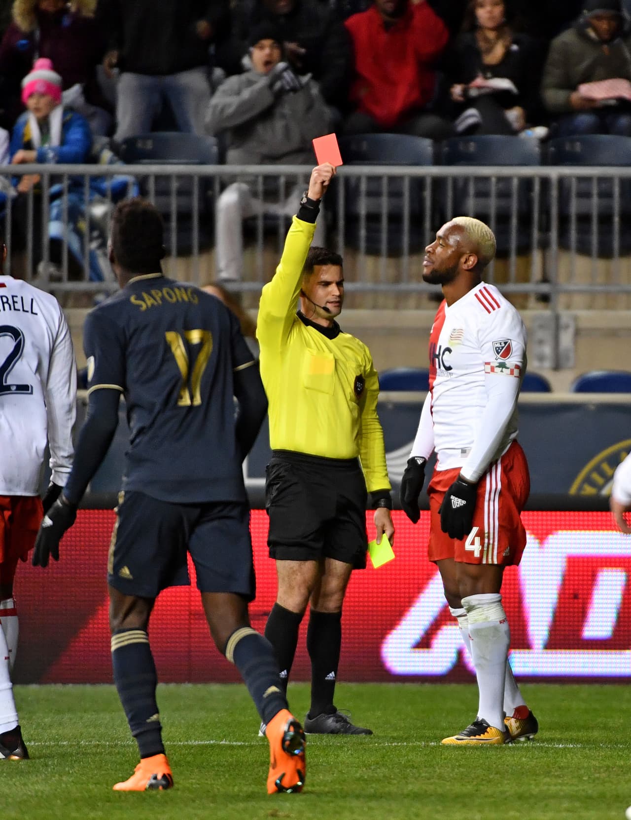 Los 'Revs' finalizaron el partido con 9 jugadores, luego de las expulsiones de Antonio Mlinar Delamea y Claude Dielna (en la fotografía). (USA Today Images)