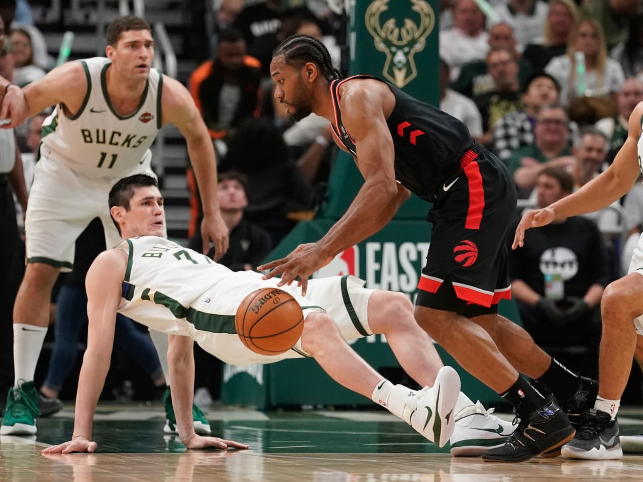A propósito de Kawhi Leonard, el astro de los Raptors anotó 31 puntos y recuperó nueve rebotes.