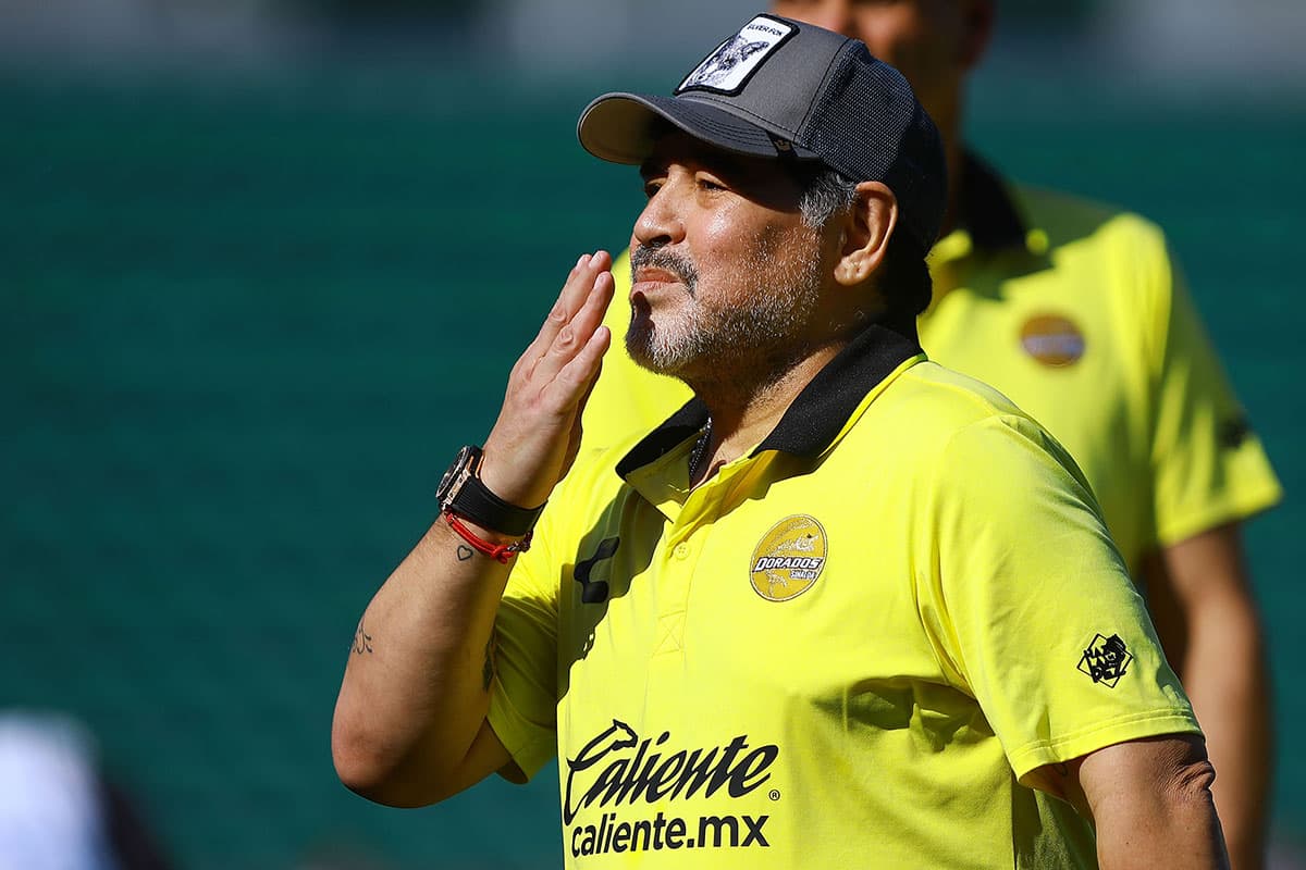 Antes del partido, Maradona saludó al público en el Estadio Agustín Coruco Díaz de Zacatepec.