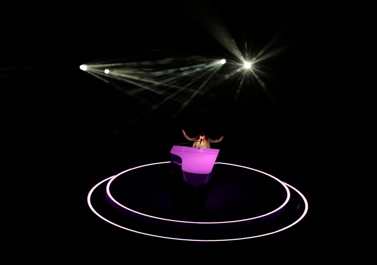 El popular cantante se presentó en el show de medio tiempo del partido entre New England Patriots y Philadelphia Eagles con sus éxitos de hoy y siempre.